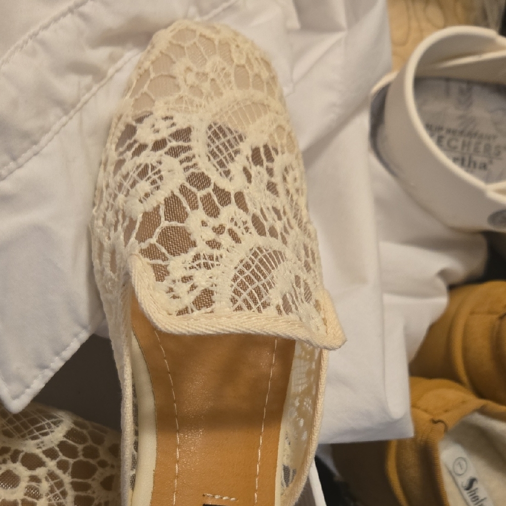 Beautiful Brand New Skec Cream Lace Flats Slip-On